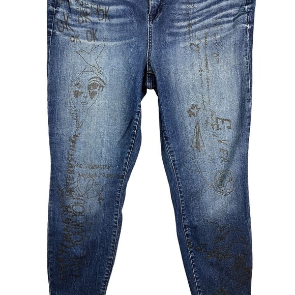 Torrid Women's Plus Doodle Art Girlfriend Jeans Size 18  Crop - Picture 8 of 13
